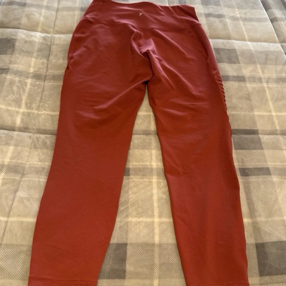 Old Navy Rust Red Leggings with Ribbed Detail - Picture 2 of 5